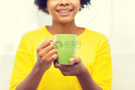 人,饮料休闲亲密的快乐非裔美国妇女喝茶杯子杯子家里图片