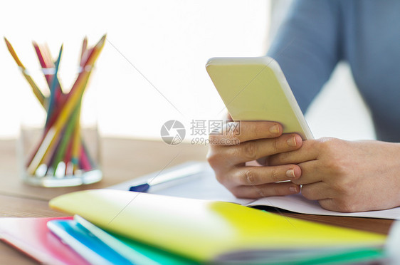 高中,教育,人学轻学生妇女与智能手机书籍写作笔记本家里图片