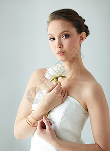 美丽,珠宝,人奢侈的美丽的亚洲妇女新娘穿着白色连衣裙与牡丹花,金戒指手镯图片