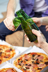 友谊,酒精,人,庆祝节日的男的手,家里碰啤酒瓶吃比萨饼图片