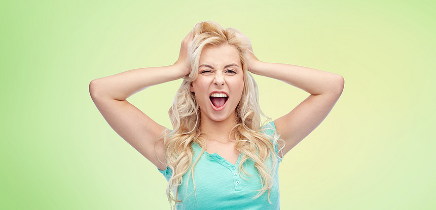 情感表情发型人的微笑的轻女人十几岁的女孩抱着她的头触摸头发绿色的