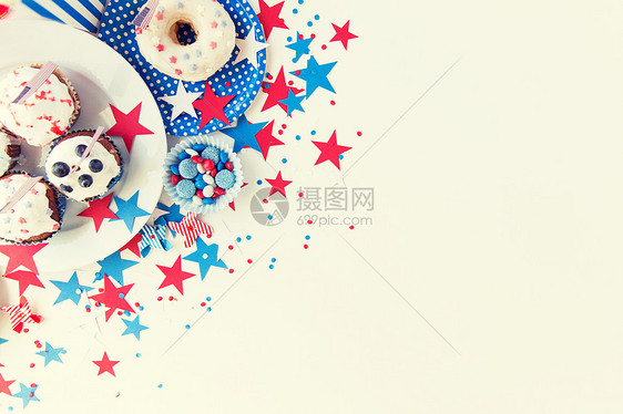 独立日,庆祝,主义节日的釉纸杯蛋糕松饼装饰美国,甜甜圈红色蓝色糖果盘子7月4日聚会图片