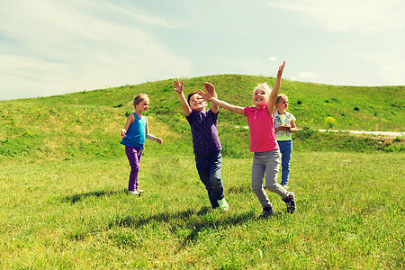 夏天,童,休闲人的群快乐的孩子玩标签游戏,户外绿色的田野上跑步图片
