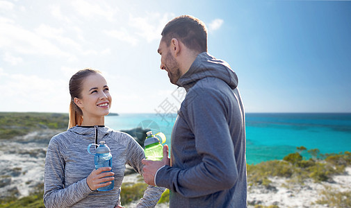 健身,运动,人生活方式的微笑夫妇与瓶水户外图片