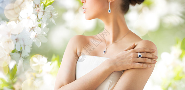 魅力,美丽,珠宝豪华美丽的女人与手指戒指自然春天樱花图片