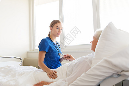 医学,龄,支持,保健人的医生护士探视欢呼的老妇女躺医院病房图片
