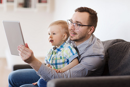家庭,童,父亲,技术人的快乐的父子与平板电脑电脑播放视频聊天家里图片