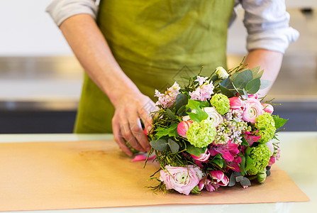 人,购物,销售,花卉消费观念花店花店的花匠用纸裹花图片