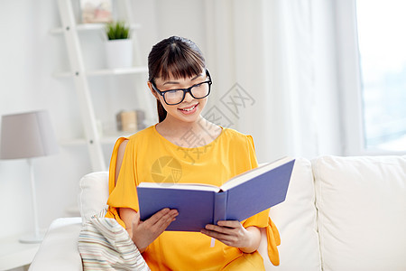 教育,知识,休闲,文学人的微笑的轻亚洲妇女学生女孩眼镜阅读书籍家里图片