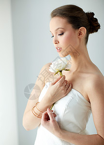 美丽,珠宝,人奢侈的美丽的亚洲妇女新娘穿着白色连衣裙与牡丹花,金戒指手镯图片