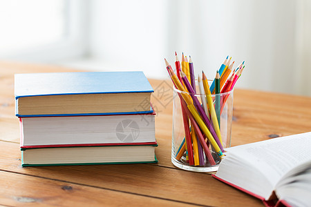 教育,学校,绘画,创造力象蜡笔彩色铅笔书籍木桌上图片