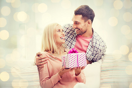关系,爱,人,生日情人节的快乐的男人女人家里的礼品盒假日灯光背景图片