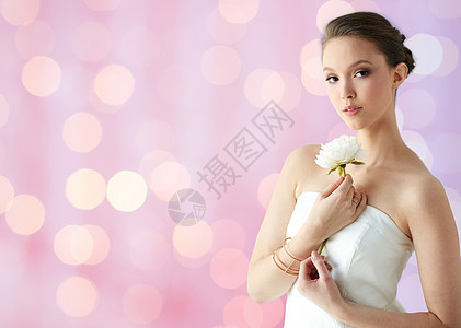 美丽,珠宝,人奢侈的美丽的亚洲妇女新娘穿着白色连衣裙与牡丹花,金戒指手镯假日灯光背景图片