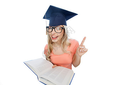 人,教育,知识毕业微笑的轻学生妇女黑板眼镜与百科全书书指向手指图片