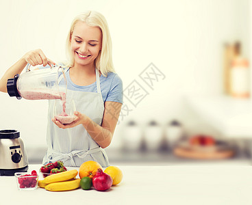 健康的饮食,烹饪,素食,饮食人的微笑的轻女人与搅拌机水果倒入牛奶璃厨房背景图片