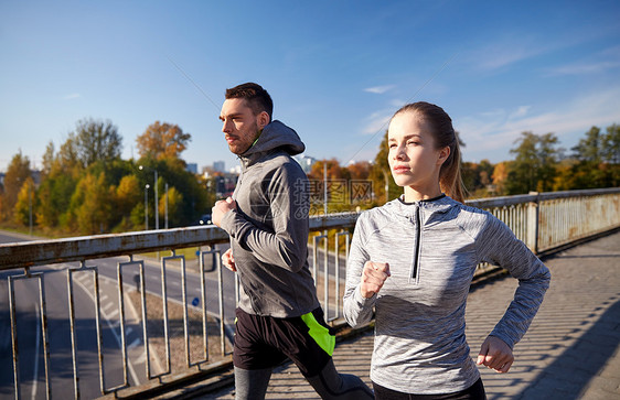 健身,运动,人慢跑的快乐的夫妇户外跑步图片