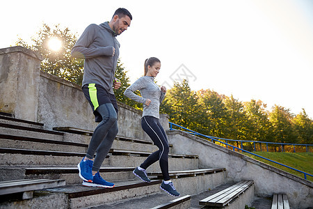 健身,运动,人生活方式的夫妇体育场楼下跑步图片