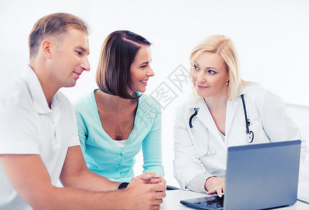 医疗保健,医疗技术医生与病人看笔记本电脑图片