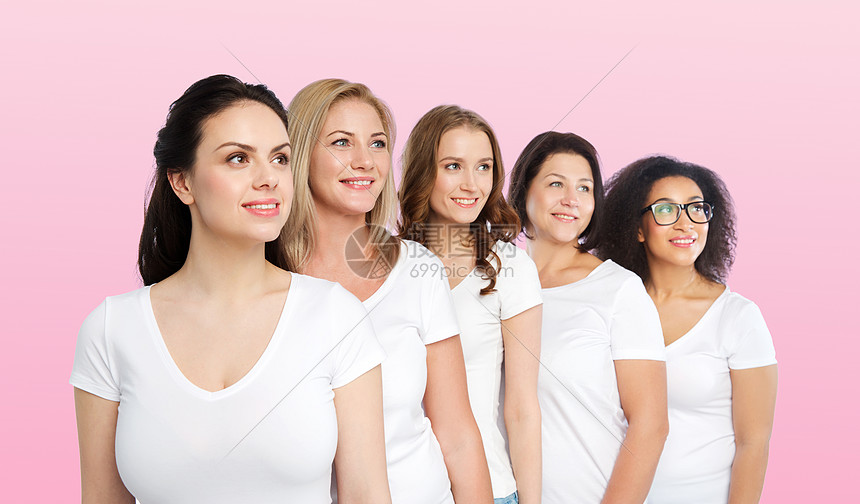 友谊多样化身体积极人的群快乐的同大小的女穿着白色t恤粉红色背景