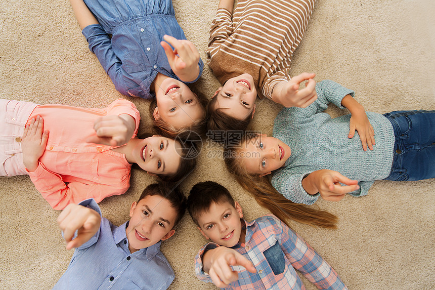 童,时尚,友谊人的快乐的微笑孩子指着你,躺地板上围成圈图片