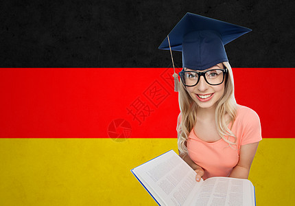 人,国民教育,知识毕业微笑的轻学生妇女沙浆板眼镜与百科全书书籍德国背景图片