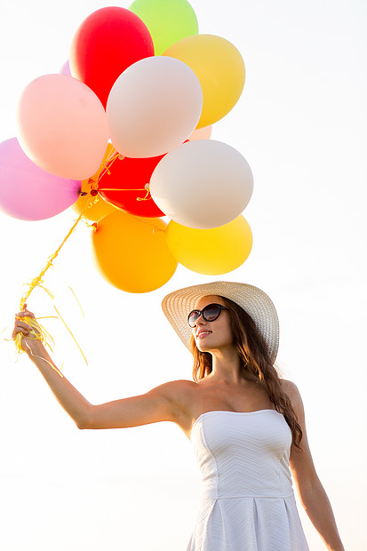 快乐,夏天,假期人们的微笑的轻女人戴着带气球的太阳镜户外图片