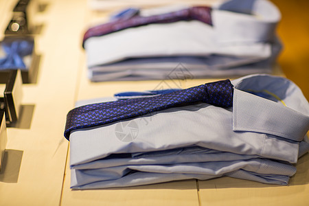 销售,购物,男时尚,风格穿着衬衫与领带服装店背景图片