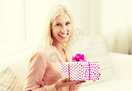 人们,节日,庆祝生日的微笑的轻女人家里礼品盒图片