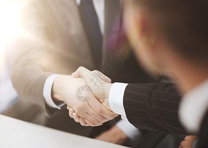 商业办公室两个商人办公室握手两个商人办公室握手背景图片