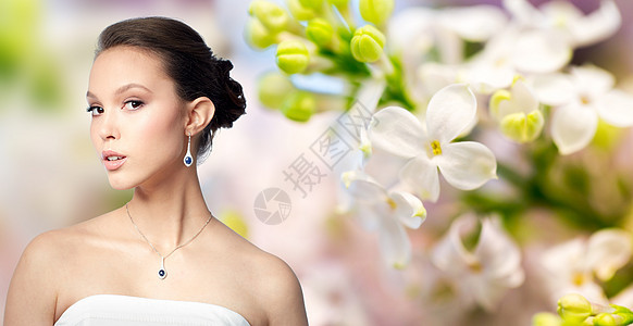 美丽,珠宝,婚礼配件,人奢侈的美丽的亚洲妇女新娘与耳环吊坠自然春天丁香花背景图片
