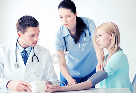 医疗保健医疗医生护士与病人测量血压医院医院的医生病人图片
