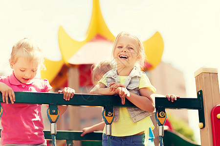 夏天,童,休闲,友谊人的快乐的小女孩孩子操场上笑爬架图片