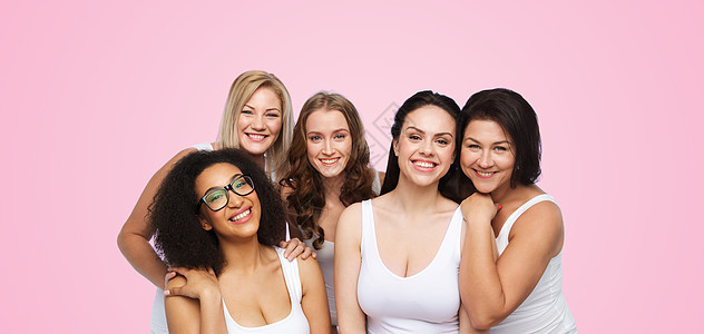 友谊,美丽,身体积极人的群同的快乐女穿着白色内衣,粉红色背景图片