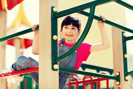 夏天,童,休闲人的快乐的小女孩儿童游乐场爬架图片
