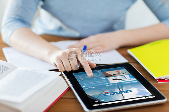 商业,技术,人,大众媒体互联网的学生妇女与新闻网页平板电脑电脑屏幕笔记本家里图片