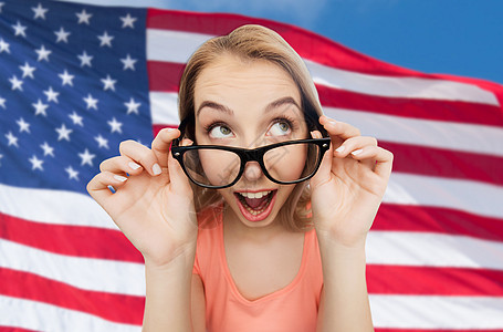 ,教育人的快乐惊讶的轻妇女少女眼镜美国背景图片