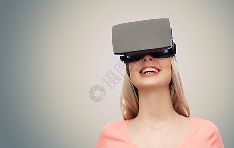 技术,虚拟现实,娱乐活动人的快乐的轻妇女与虚拟现实耳机3D眼镜灰色背景图片