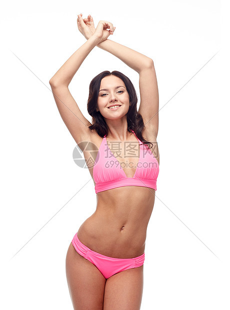 人,时尚,泳装,夏天海滩的快乐的轻女人穿着粉红色比基尼泳衣举手图片
