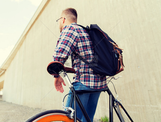 人,旅游,休闲生活方式轻的时髦男子与固定装备自行车背包城市街道图片