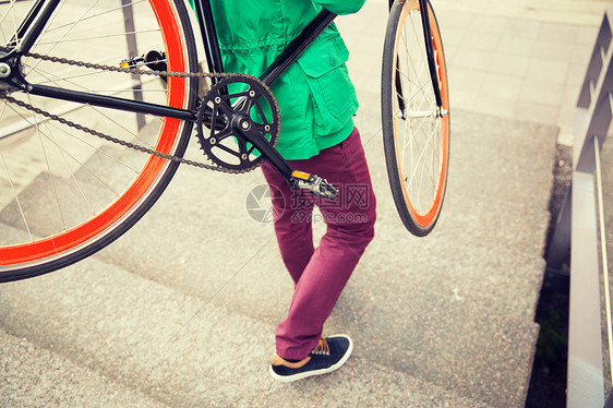 人,风格,休闲生活方式男子与固定齿轮自行车下楼图片