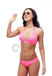 人,时尚,泳装,夏季海滩手势快乐的轻女人戴着太阳镜粉红色泳衣挥手图片