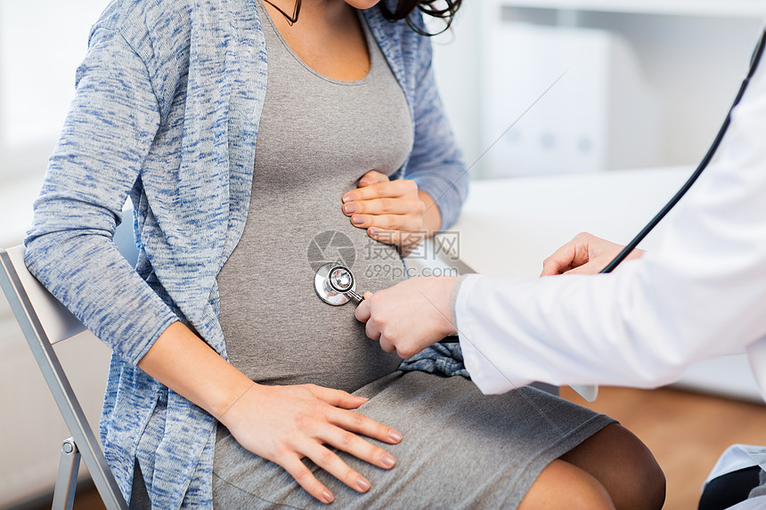 ‘~怀孕,妇科,医学,保健人的密切妇科医生与听诊器听孕妇婴儿心跳医院  ~’ 的图片