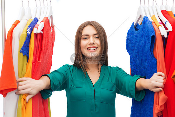 快乐的女人选择衣服图片