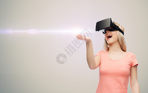 技术,虚拟现实,娱乐活动人的快乐的轻妇女与虚拟现实耳机3D眼镜灰色背景激光图片