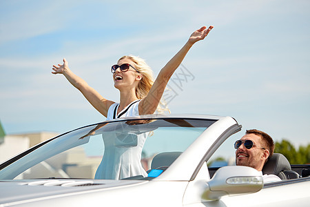 交通休闲公路旅行人们的快乐的男人女人户外驾驶敞篷车图片
