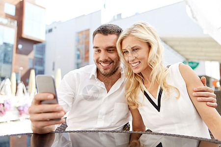爱情,约会,技术,人关系的微笑的幸福夫妇餐厅露台上用手机自拍图片
