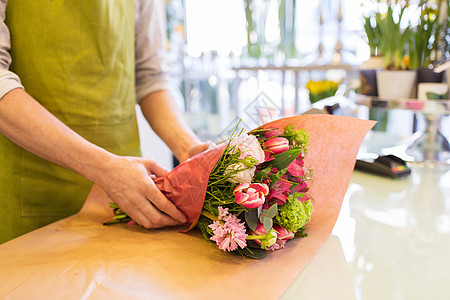 人,购物,销售,花卉消费观念花店花店的花匠用纸裹花图片