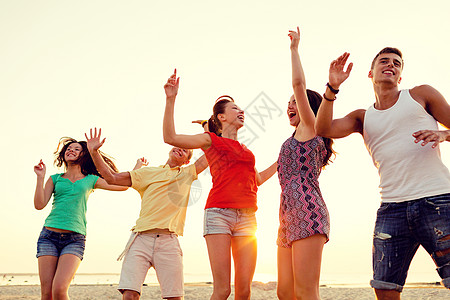 友谊,暑假,假期,聚会人的群微笑的朋友海滩上跳舞图片