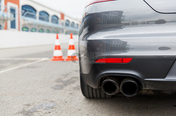 赛车,汽车运动,极限驾驶跑车回体育场的高速公路图片