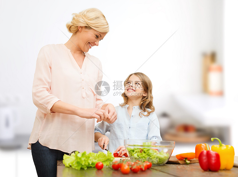 ‘~素食,烹饪,家庭人的快乐的母亲女儿烹饪蔬菜沙拉晚餐交谈家庭厨房背景  ~’ 的图片